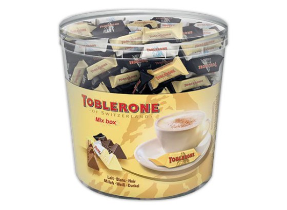 1 Boîte mini-Toblerones saveur chocolat : lait, noir et blanc